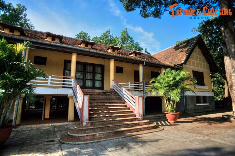 Từ 1949-1954, Bảo Đại thường xuyên tới đây vào đầu mùa mưa để nghỉ ngơi và săn bắn. Do đó, tòa nhà được người dân gọi là Biệt điện Bảo Đại.