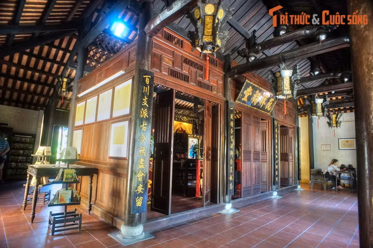 Về tổng quan, nhà có ba gian hai chái với chiều sâu năm nhịp. Không gian thờ cúng khép kín, quây quanh bằng vách gỗ, nằm gọn trong nhịp giữa và ba gian giữa của ngôi nhà.