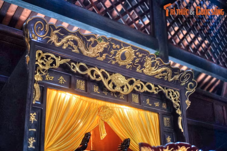Đồ nội thất và các kết cấu gỗ của bàn thờ gia tiên ở nhà thờ tộc Nguyễn Tường do nghệ nhân làng mộc Kim Bồng – Hội An thi công với sự tinh tế và tính thẩm mỹ rất cao.