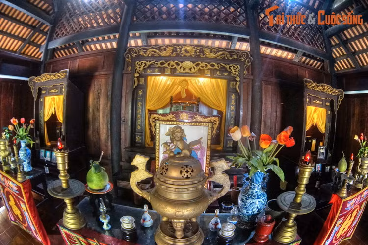 Ở Hội An, ý thức kính trọng ông bà tổ tiên luôn được đề cao bên cạnh tín ngưỡng thờ thần, Phật... và bàn thờ trong nhà là một trong những chuẩn mực quan trọng để đánh giá gia phong, nền nếp của một gia đình, tộc họ.