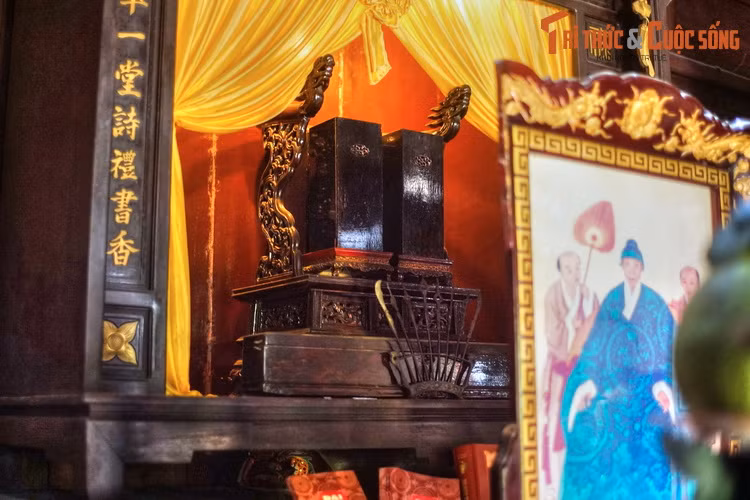 Ở nhà thờ tộc Nguyễn Tường, bàn thờ trung tâm đặt ảnh thờ và bài vị của cụ Nguyễn Tường Vân (1774-1822). Cụ là một vị khai quốc công thần, từng làm đến chức Binh bộ thượng thư triều Minh Mạng.