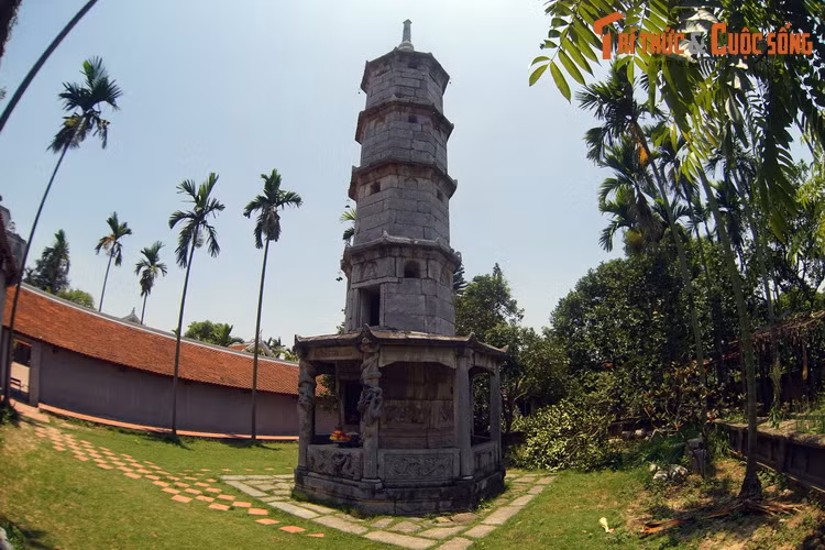 Nằm trong khuôn viên chùa Bút Tháp (xã Đình Tổ, huyện Thuận Thành, tỉnh Bắc Ninh), tháp Báo Nghiêm được xây vào khoảng thế kỷ 17-18, là tòa tháp đá cổ đẹp bậc nhất Việt Nam.