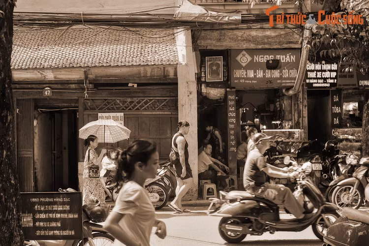 “...Phố du Change là một trong những phố đẹp nhất của Hà Nội. Như tên gọi, những người đổi tiền ở phố này. Họ đang bắt chéo chân ngồi trong cửa hiệu, trước một cọc tiền và cái tráp sơn nhỏ dùng để đựng tiền...”.