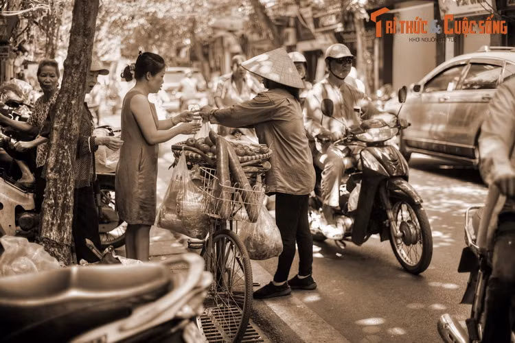“...Đồng tiền kẽm An Nam tròn, đường kính nhỏ hơn đồng kẽm của ta, giữa có lỗ vuông, hai mặt có chữ Hán chỉ rõ được đúc dưới triều vua nào. Năm trăm đồng kẽm xâu qua lỗ vuông bằng một sợi dây là một quan. Phải từ năm đến bảy quan mới có giá trị bằng một đồng bạc...”.