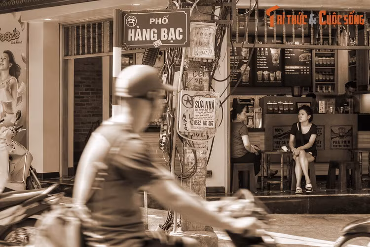 Trong cuốn “Một chiến dịch ở Bắc Kỳ” (NXB Văn Học), Charles Édouard Hocquard - bác sĩ quân y Pháp làm việc ở Việt Nam từ 1884-1886 - đã nói về phố Đổi tiền ở Hà Nội cùng nhận xét về đồng tiền Việt thời đó. Sau đây là một số trích đoạn.