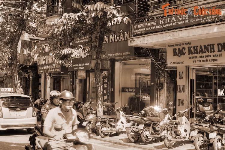 Theo đó, vào thời thuộc Pháp, từ cuối thế kỷ 19, phố Hàng Bạc từng có tên tiếng Pháp là Rue des changeurs (phố của những người đổi tiền) do nơi đây tập trung nhiều hiệu đổi tiền. Các hiệu này phục vụ nhu cầu của những người đổi bạc, tiền đồng để lấy bạc giấy, hay đổi tiền chẵn lấy tiền lẻ...