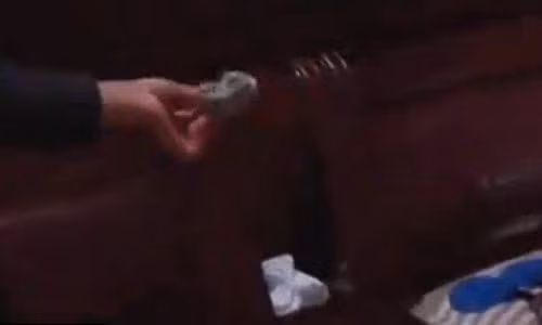 Bão mạng chồng đòi ly hôn vì chân vợ quá nặng mùi - Hình 2 Bao mang chong doi ly hon vi chan vo qua nang mui-Hinh-2