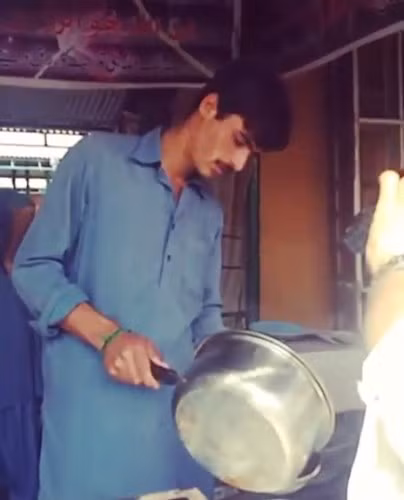 “Tôi biết mình đẹp trai, nhưng bạn không thể làm gì khi nghèo”, Arshad nói.