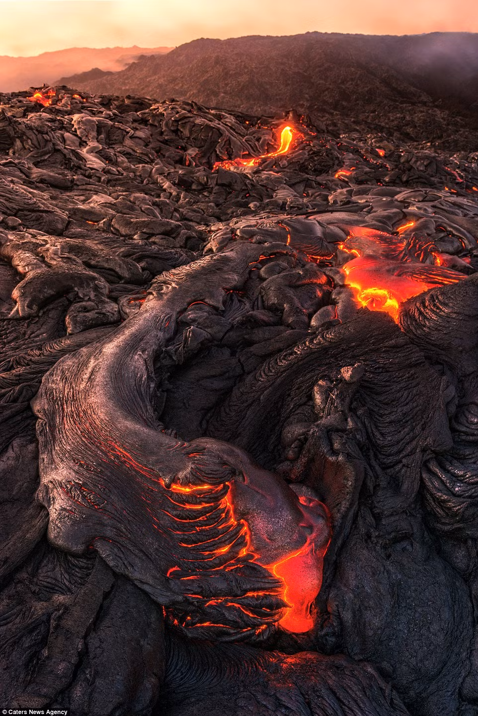Những dòng dung nham nóng chảy ra từ núi lửa Kilauea.