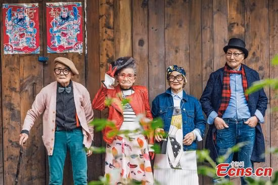 Nhóm 4 cụ già trên 90 tuổi mặc các trang phục rất trẻ trung để chụp hình tái hiện hồi trẻ ở thành phố Bành Châu, Trung Quốc.