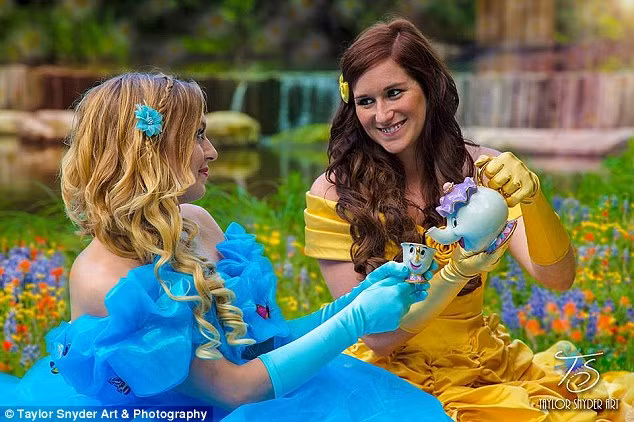 Trong bức ảnh này, Yalonda (trái) hóa thân thành nàng lọ lem xinh đẹp và Kayla nhập vai công chúa Disney.