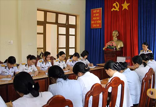 Hòa cùng với khí thế sôi nổi của toàn quân bước vào mùa huấn luyện năm 2015 và phong trào thi đua của phụ nữ hướng tới kỷ niệm 105 năm Ngày Quốc tế Phụ nữ, 8/3, phụ nữ Lữ đoàn 125 Hải quân hôm nay đang tiếp nối truyền thống Đoàn tàu Không số năm xưa tự tin bước vào mùa huấn luyện mới. Mỗi cán bộ, nhân viên đã không ngừng phát huy sức mạnh tập thể, ý chí chiến đấu của mỗi cá nhân để học tập và rèn luyện không ngừng tô thắm thêm truyền thống đơn vị anh hùng. Trong ảnh, toàn Hội tập trung học tập, nghiên cứu các nội dung chỉ thị, chỉ lệnh huấn luyện đầu năm.