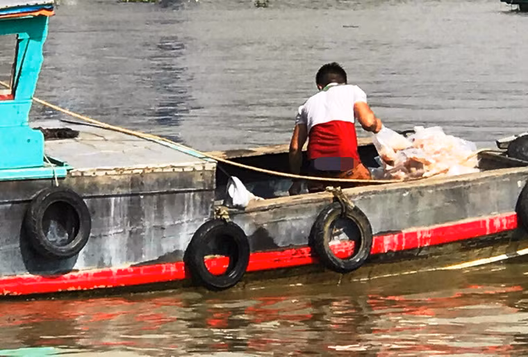 Rất đông người dân địa phương đã dùng đủ phương tiện lao ra sông "hôi của" khiến cả khu vực một phen náo loạn. Ngay sau đó, CSGT đường thủy, nhân viên bến phà Cát Lái cùng sự hỗ trợ của chính quyền địa phương...đã kịp thời có mặt, phong tỏa hiện trường và vãn hồi trật tự.
