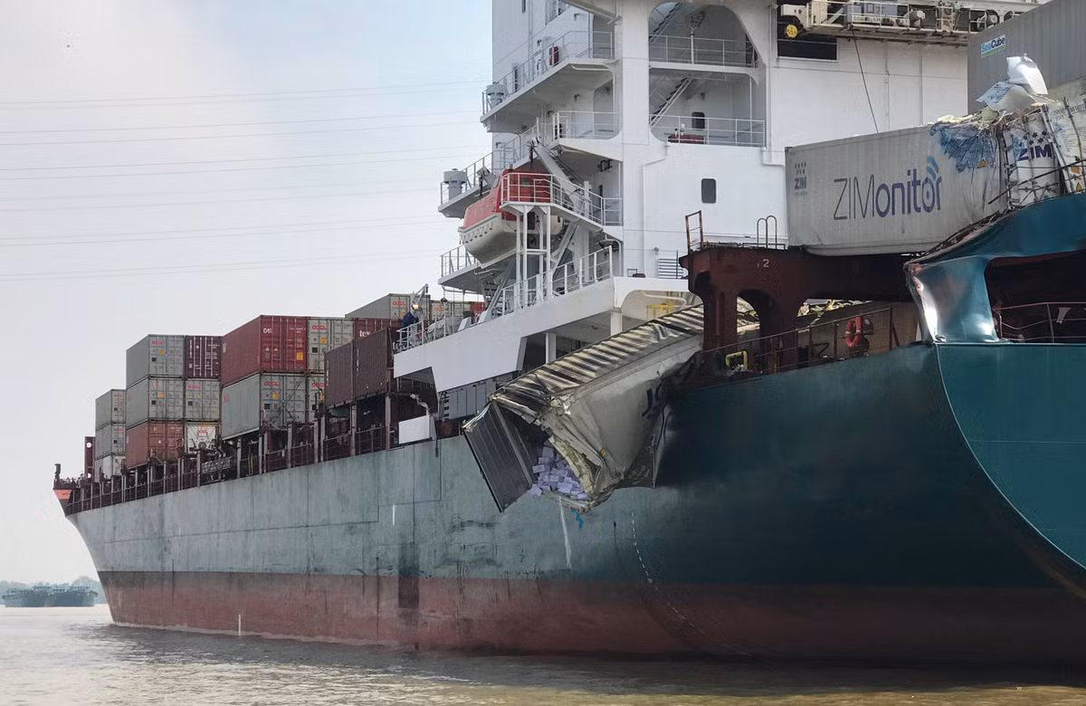Chiếc tàu OM IRIDIUM đã va chạm vào phía sau tàu TRF KAYA dài 222m đang cập phao số 1 (phía xã Phú Hữu, huyện Nhơn Trạch, tỉnh Đồng Nai).