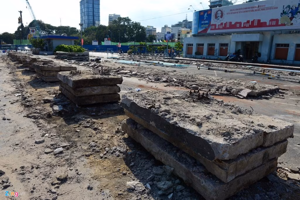 Những khối bê tông sẽ được vận chuyển đi trả lại mặt bằng thi công trạm metro số 1.