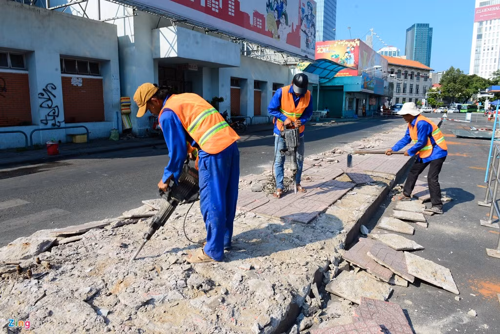 Chỉ trong 2 ngày, các công trình trên trạm xe buýt cũ đã được tháo dỡ gần hết. Theo nhận định của một số công nhân nơi đây chỉ cần thêm một ngày nữa là có thể tháo dỡ hoàn toàn.