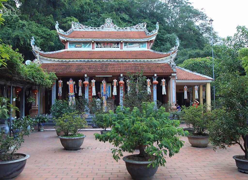 Đặc biệt, ông được đánh giá là một nhà văn hóa lớn. Ông đã sáng tác những tác phẩm văn học có giá trị lớn: Bài ký ở Tháp Linh tế trên núi Dục Thúy, Bài ký khắc trên bia chùa Khai Nghiêm, đặc biệt là Bạch Đằng Giang phú - Bài phú Bạch Đằng Giang. (Ảnh:Đền thờ Trương Hán Siêu).