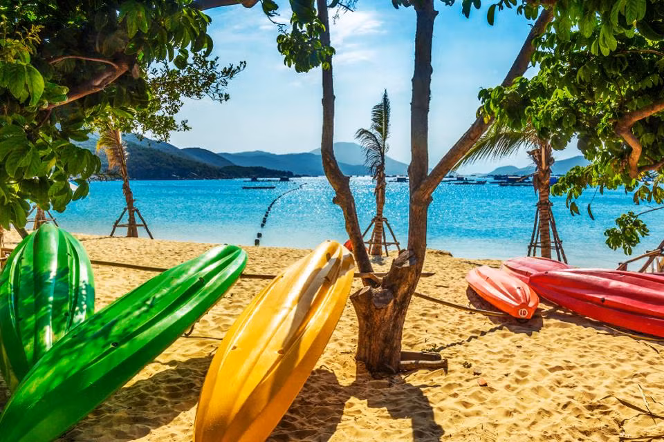 Chi phí thấp: Việt Nam là một trong những điểm đến được nhiều du khách lựa chọn bởi chi phí vô cùng hợp lý. Giá cả sinh hoạt và vé tham quan du lịch ở đây thường rẻ hơn nhiều quốc gia trên thế giới.