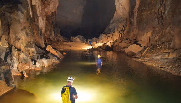 Hang Tối: Hang được các nhà thám hiểm Hoàng gia Anh khảo sát vào năm 1990 và 1992. Hang Tối vừa là hang nước, vừa là hang khô với chiều dài 5.258m, cao 80m. Hang còn nguyên sơ với hàng ngàn cột nhũ đá hình thù đa dạng là nơi ẩn cư của nhiều loài động vật như dơi, chim én.