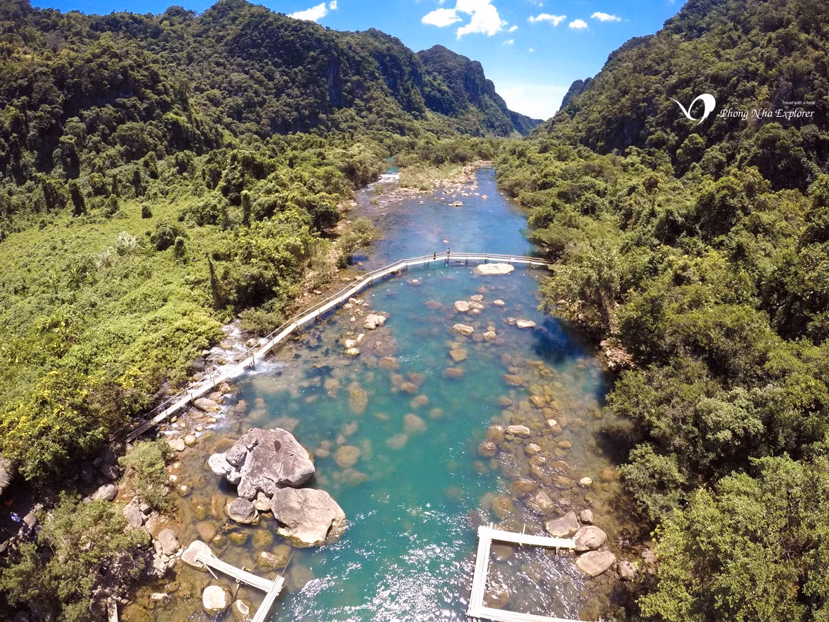 Đầu nguồn con suối là vách núi dựng đứng, nước cứ thế phun lên từ lòng đất, các nhà nghiên cứu địa chất cho rằng dòng suối này có thể bắt nguồn từ những mạch ngầm trong các vách núi sừng sững kia. Điểm phun chính là nơi lộ thiên và cũng là khởi thủy của suối Nước Moọc .
