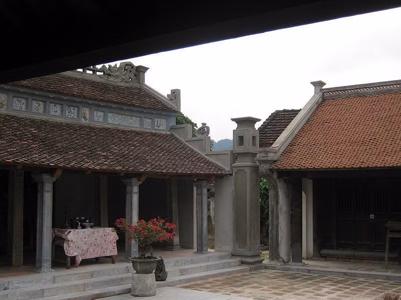 Đền Phất Kim nằm trong một khuôn viên khá hẹp, gần cửa bắc vào khu trung tâm cố đô Hoa Lư, một mặt giáp đường làng cổ Yên Thành. Đền gồm có 3 tòa xếp kiểu chữ môn quay nhìn vào sân chính giữa.
