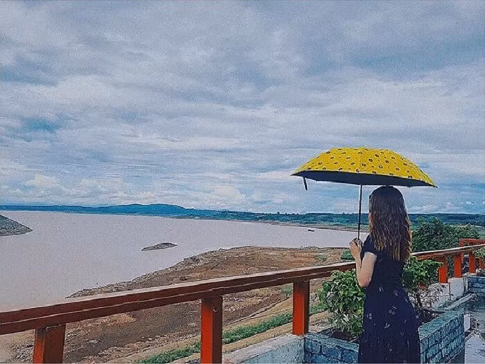 Đường đến đập thủy điện rất đẹp, núi đồi trập trùng, cao nguyên bát ngát, xen lẫn với những cánh rừng nguyên sinh bạt ngàn. Đặc biệt là cảnh đẹp nên thơ của sông Sê San, con sông xanh biếc, uốn lượn như một dải lụa vắt ngang qua các khe núi, trôi lững lờ bên những cánh rừng rậm rạp.
