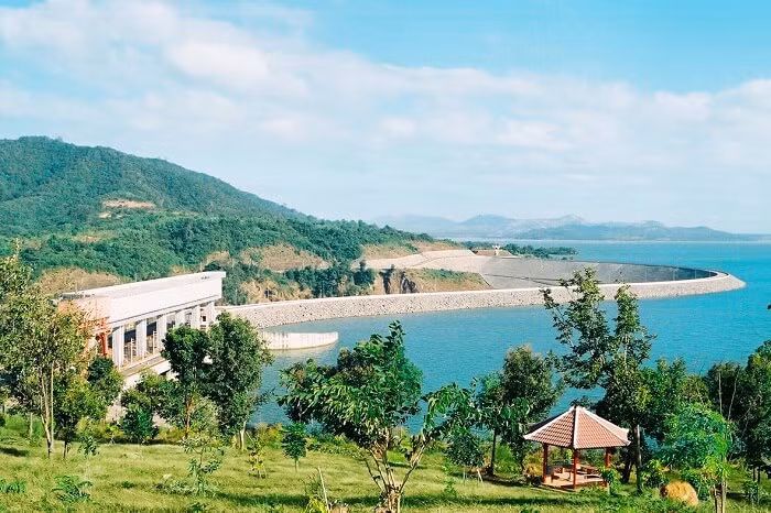 Đây là nhà máy thủy điện ngầm lớn thứ 2 của Việt Nam sau Nhà máy Thủy điện Hòa Bình. Tuy vậy, do ưu thế chênh lệch địa hình cộng thêm chiều cao thác nước nên cột nước thiết kế nhà máy Thuỷ điện Ialy cao hơn Hòa Bình đến 2,3 lần. Số lượng các hạng mục công trình của tuyến năng lượng nhiều hơn, dài hơn và phức tạp hơn.