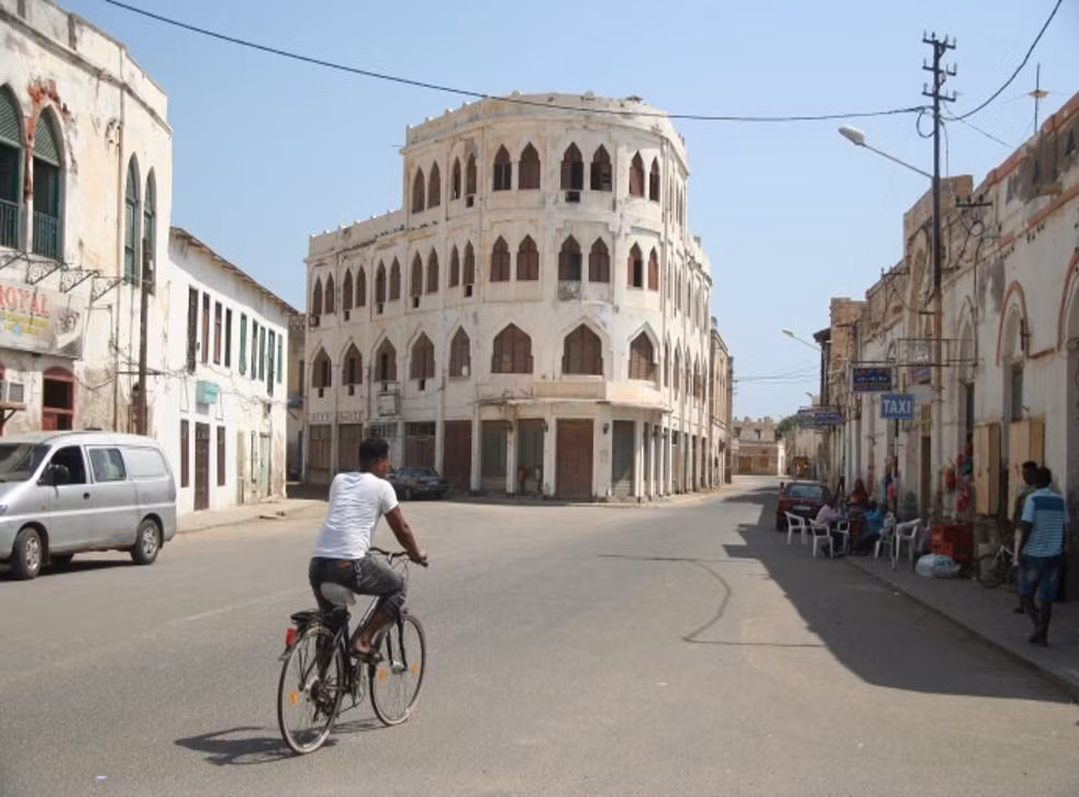 Di chuyển quanh Eritrea không hề dễ dàng vì đây là một trong những quốc gia khắt khe nhất trong việc cấp thị thực và phải tuân thủ những không được làm ở nước này nếu chưa xin phép. Đồng thời, nếu muốn đi khỏi thủ đô, bạn phải có người đi cùng.