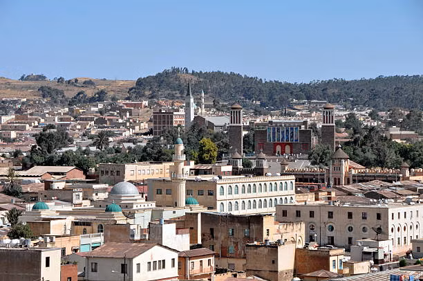 Nhà ở của người dân Eritrea có kiến trúc đơn giản nổi bật trong sắc màu tươi sáng. Chúng nằm cạnh đường. Người dân Eritrea thường xây tường dày để tránh nóng.