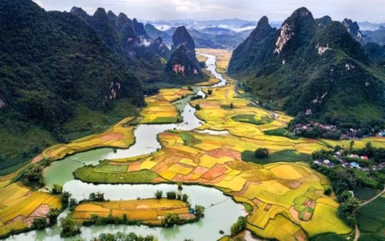 Các nhà khoa học đã phát hiện có trên 130 điểm di sản địa chất độc đáo với các dạng địa hình, cảnh quan đá vôi phong phú, đa dạng (các tháp đá, nón, thung lũng, hang động, hệ thống sông hồ, hang ngầm…) phản ánh một chu kỳ tiến hóa karst hoàn chỉnh ở vùng nhiệt đới Bắc Việt Nam.