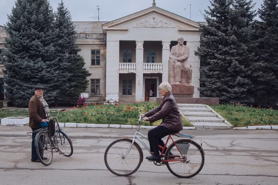 Trong mắt du khách quốc tế, Transnistria là vùng đất yên tĩnh với những ngôi làng tĩnh lặng đến mức ru ngủ, các nhà máy bị bỏ hoang và những vườn nho rộng ngút mắt.