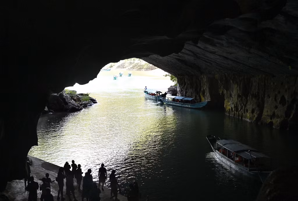 Động Phong Nha: Nằm trong quần thể danh thắng Phong Nha – Kẻ Bàng, động Phong Nha là danh thắng tiêu biểu nhất của quần thể, được bình chọn là một trong những hang động đẹp nhất thế giới với các tiêu chí: sông ngầm dài nhất, hồ nước ngầm đẹp nhất, các bãi cát, bãi đá ngầm đẹp nhất, hang khô rộng và đẹp nhất.