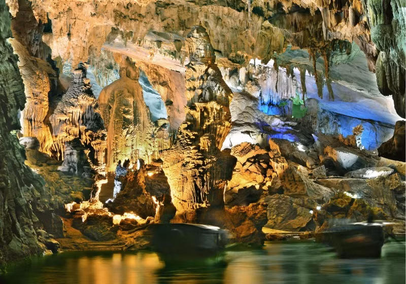 Phong Nha nổi tiếng với những khối đá độc đáo được đặt tên theo các hình dạng tự nhiên như “Sư tử”, “Kỳ lân”, “Vô chầu”, “Cung đình” hay “Tượng Phật”… Sau hàng chục cuộc thám sát khoa học đến nay động Phong Nha vẫn còn nhiều điều bí ẩn chưa khám phá hết.