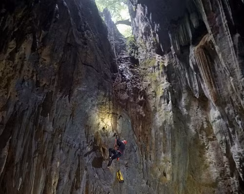 Kết quả đợt khảo sát ghi nhận được 12 hang động với chiều dài là 10.490,9m, trong đó: vùng lõi vườn quốc gia Phong Nha- Kẻ Bàng có 3, khu vực huyện Minh Hóa có 5; khu vực huyện Quảng Ninh có 4.