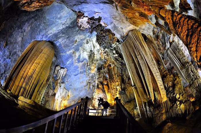 Thiên Đường được đánh giá là động lớn và dài hơn động Phong Nha. Đây là một động khô, không có sông ngầm chảy qua như động Phong Nha. Trong động Thiên Đường có nhiều khối thạch nhũ và măng đá kỳ ảo. Phần lớn nền động là đất dẻo, khá bằng phẳng.