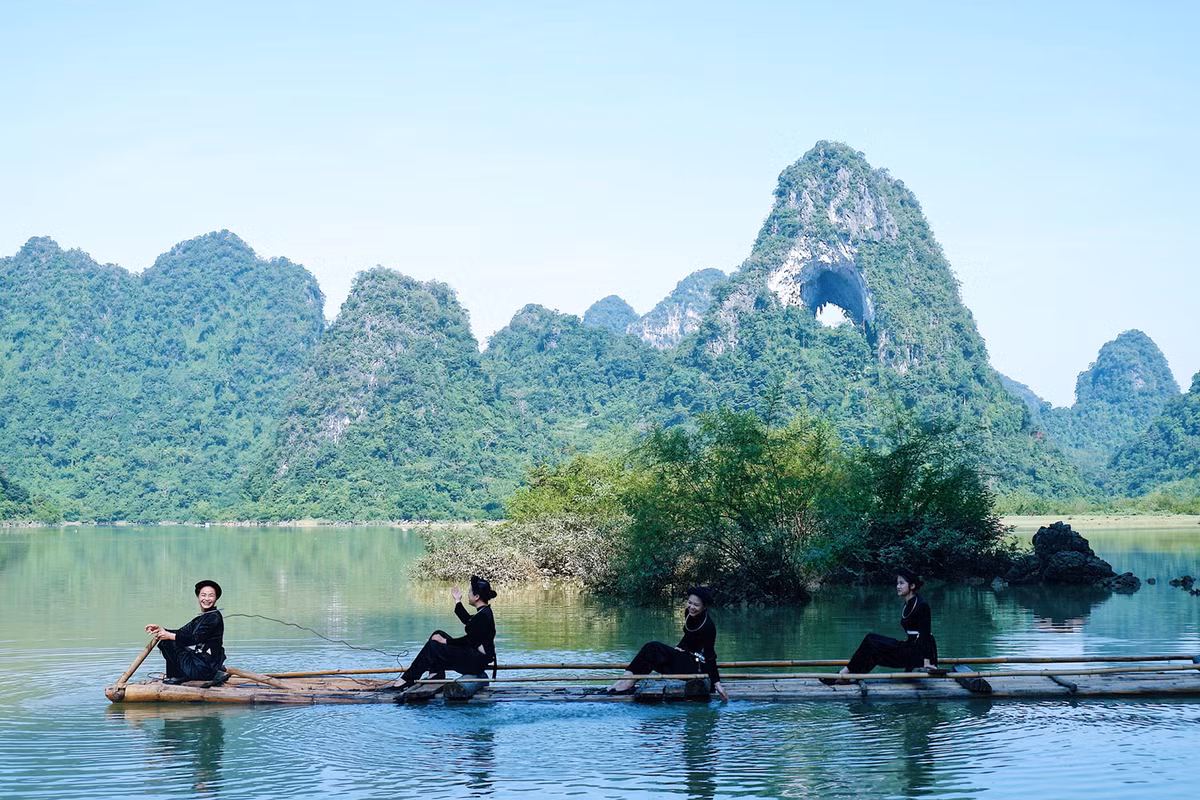 Tuyến 3: Trải nghiệm văn hóa bản địa ở xứ sở thần tiên: Khách du khách sẽ có dịp đến với các làng nghề truyền thống, các lễ hội dân gian, cũng như những món ăn nổi tiếng của người Tày, Nùng, Dao, Sán Chỉ…