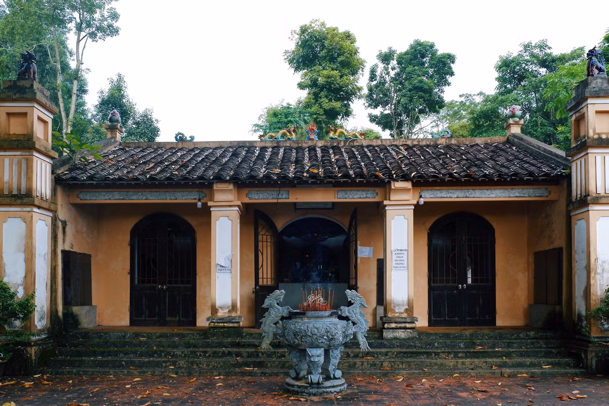 Tuyến 2: Tuyến tham quan “Trở về nguồn cội”: Các điểm dừng chân của tuyền này gồm Đền Dẻ Đoóng, hang Ngườm Bốc, đền Vua Lê, Vườn Đá, Ngườm Slưa, hóa thạch Cúc Đá, trọng tâm là Khu di tích quốc gia đặc biệt Pác Bó.