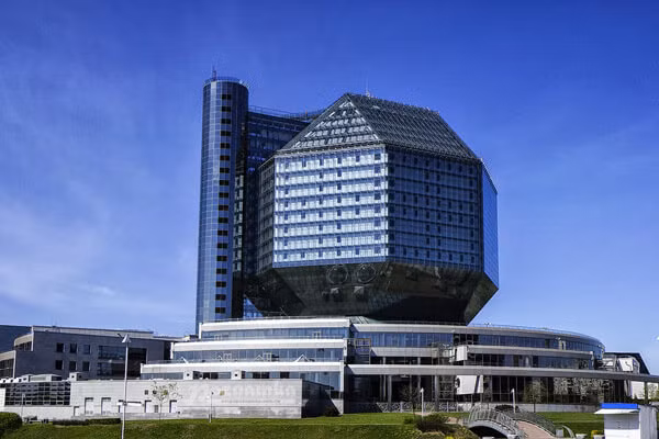 Thư viện Quốc gia Belarus mở cửa năm 2006 tại Minsk, là một trong những thư viện lớn nhất thế giới và được xếp hạng 25 trong số 50 tòa nhà có kiến trúc độc đáo nhất thế giới. Nhìn từ bên ngoài, nó không khác gì một viên kim cương khổng lồ với tám mặt tam giác và 18 mặt vuông. 
