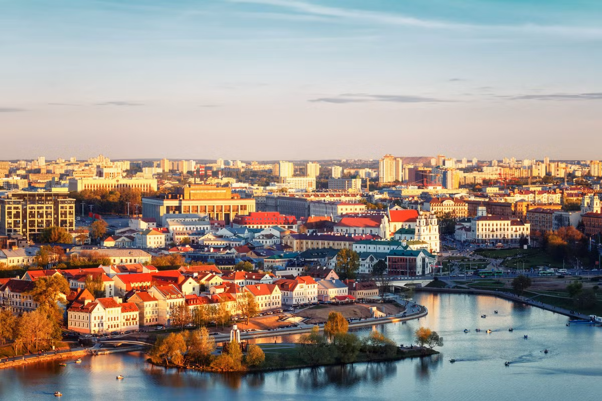 Belarus rộng hơn 207 nghìn km vuông, xếp thứ 84 thế giới về kích thước. Đây không phải là quốc gia nhỏ bậc nhất châu Âu mà có diện tích trung bình khi so với các nước khác trong khu vực. Lãnh thổ của nước này tương đương Bỉ, Hà Lan, Thụy Sĩ và Hungary cộng lại.