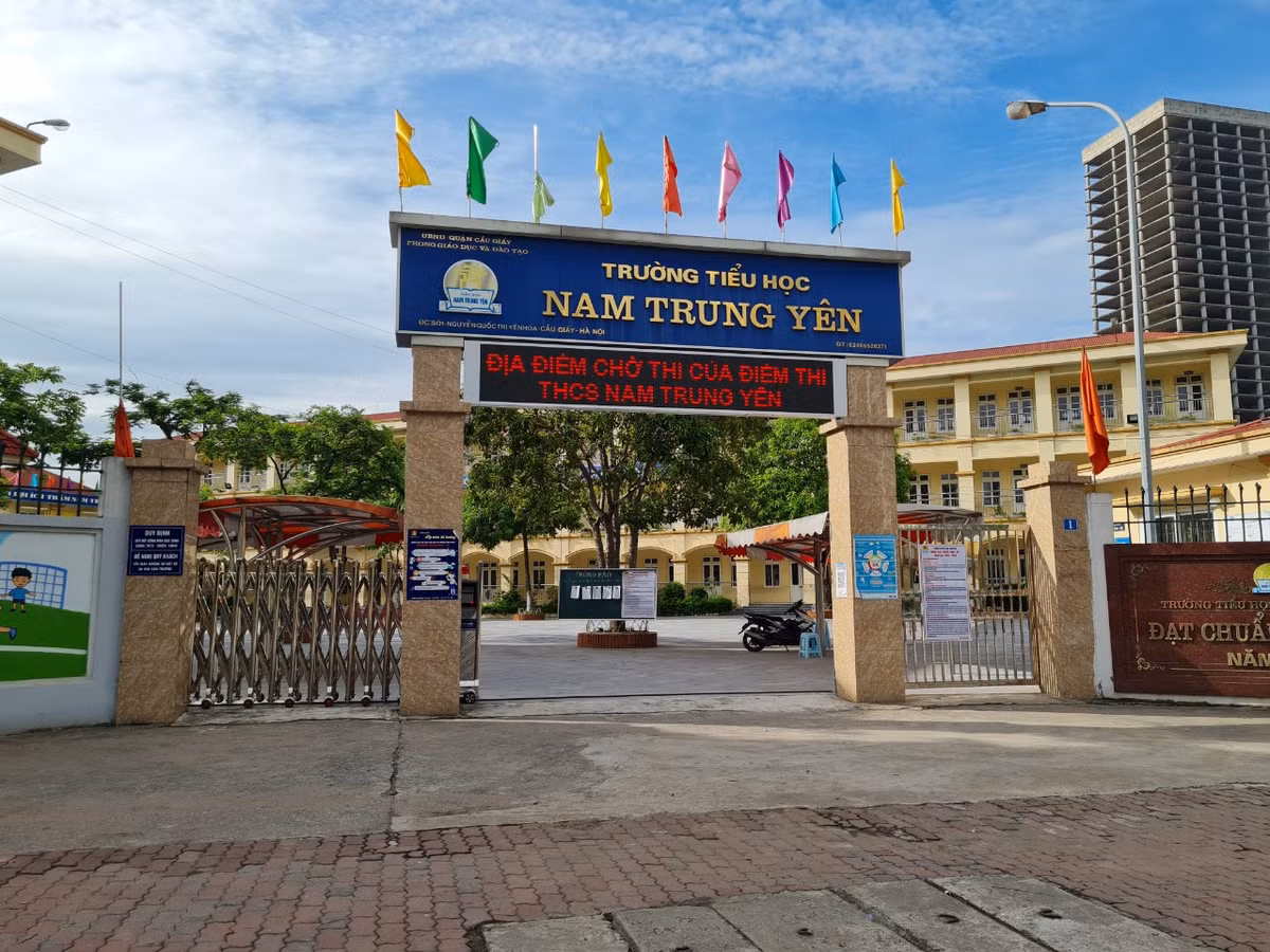 Ha Noi: Nhung hinh anh xuc dong trong Ky thi tot nghiep THPT 2022-Hinh-10