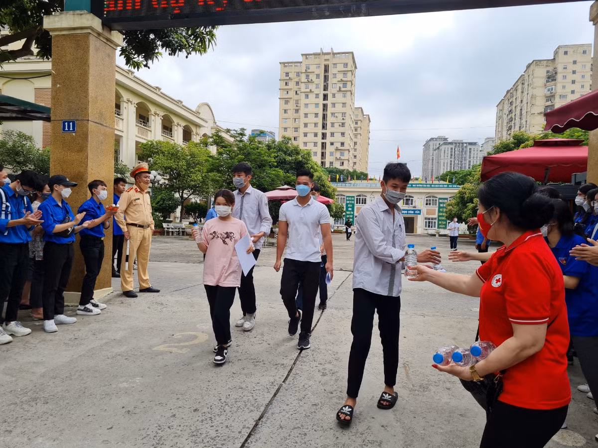 Ha Noi: Nhung hinh anh xuc dong trong Ky thi tot nghiep THPT 2022-Hinh-14