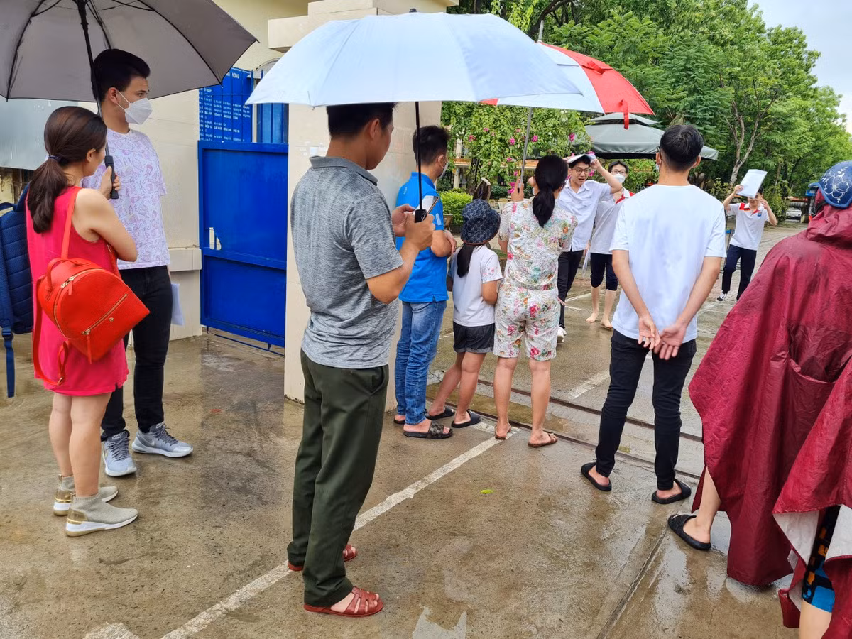 Ha Noi: Nhung hinh anh xuc dong trong Ky thi tot nghiep THPT 2022-Hinh-15