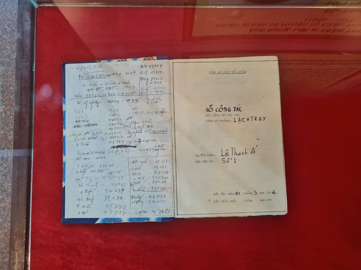Nguoi dan Ha Noi xuc dong khi xem trien lam “Den on dap nghia“-Hinh-16