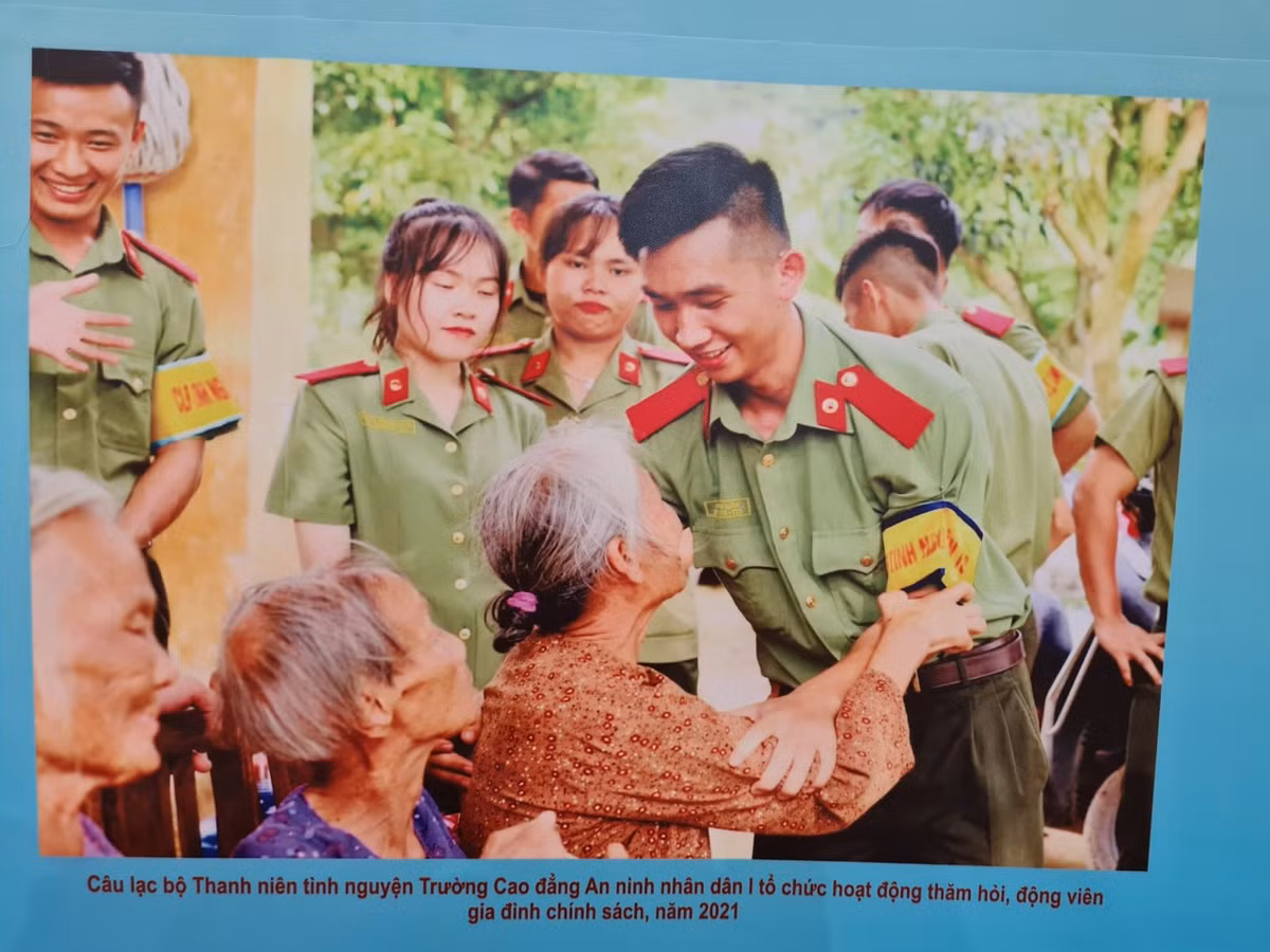 Nguoi dan Ha Noi xuc dong khi xem trien lam “Den on dap nghia“-Hinh-7