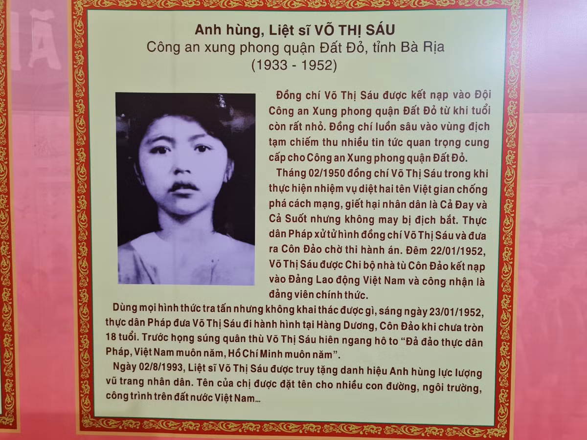 Nguoi dan Ha Noi xuc dong khi xem trien lam “Den on dap nghia“-Hinh-12