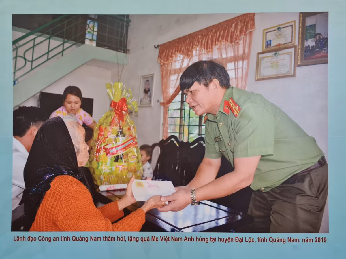 Nguoi dan Ha Noi xuc dong khi xem trien lam “Den on dap nghia“-Hinh-6