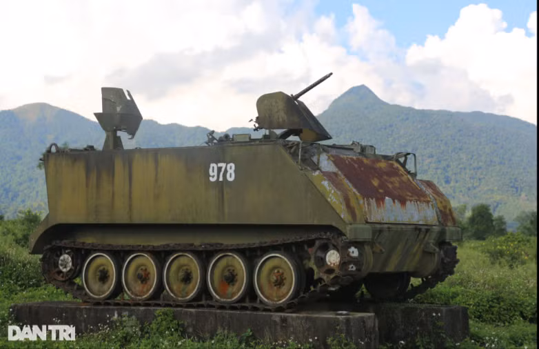 Năm 1986, Sân bay Tà Cơn đã được xếp hạng Di tích Quốc gia. Tại khu di tích sân bay Tà Cơn hiện nay trưng bày nhiều hiện vật ngoài trời như: máy bay C-130, CH47 Chinook, UH-1A, xe tăng M48, M41, M113, pháo 155 ly, cùng hàng chục vỏ bom, đạn.