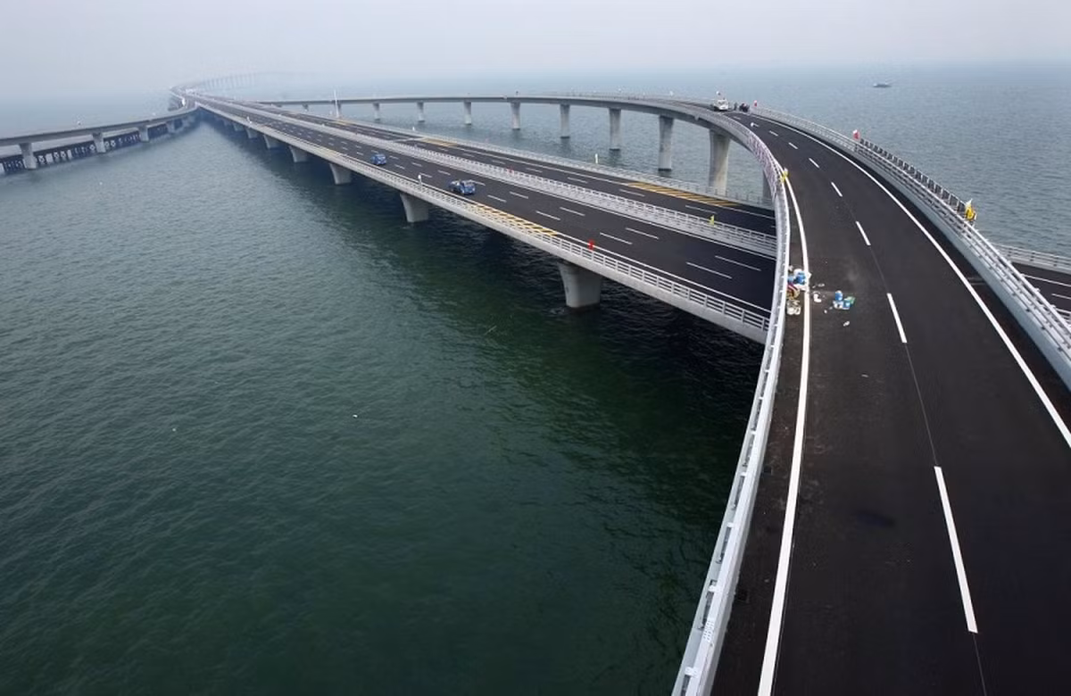 Cầu được thiết kế chịu được động đất nghiêm trọng, bão lũ và những va chạm từ tàu,... Theo Business Insider, quá trình xây dựng cầu kéo dài khoảng 4 năm và có mức kinh phí xây dựng lên tới 16 tỷ USD. Vào tháng 12/2012, kỷ lục thế giới Guiness đã liệt kê cầu vịnh Giao Châu trở thành cầu vượt biển dài nhất thế giới.