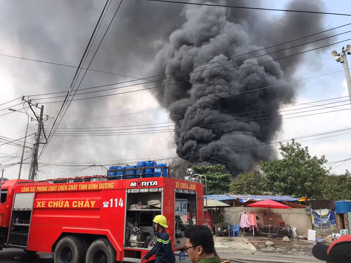Bình Dương: Cháy kho hoá chất, người dân hoảng loạn di dời tài sản Binh Duong: Chay kho hoa chat, nguoi dan hoang loan di doi tai san
