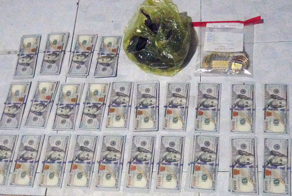  Bắt "siêu trộm" khoắng tiền, USD, vàng trị giá 1,7 tỷ: Nguyễn Thanh Nhi (30 tuổi, ở Đồng Tháp) chạy xe máy đến trước căn nhà nằm trên đường Trần Huy Liệu, TP Sa Đéc sau đó dùng kiềm cộng lực cắt phá cửa đột nhập vào bên trong trộm tiền, USD, vàng cùng nhiều tài sản khác, trị giá 1,7 tỷ đồng. Ngày 6/5, Nhi bị Công an TP Sa Đéc tạm giữ để điều tra. 